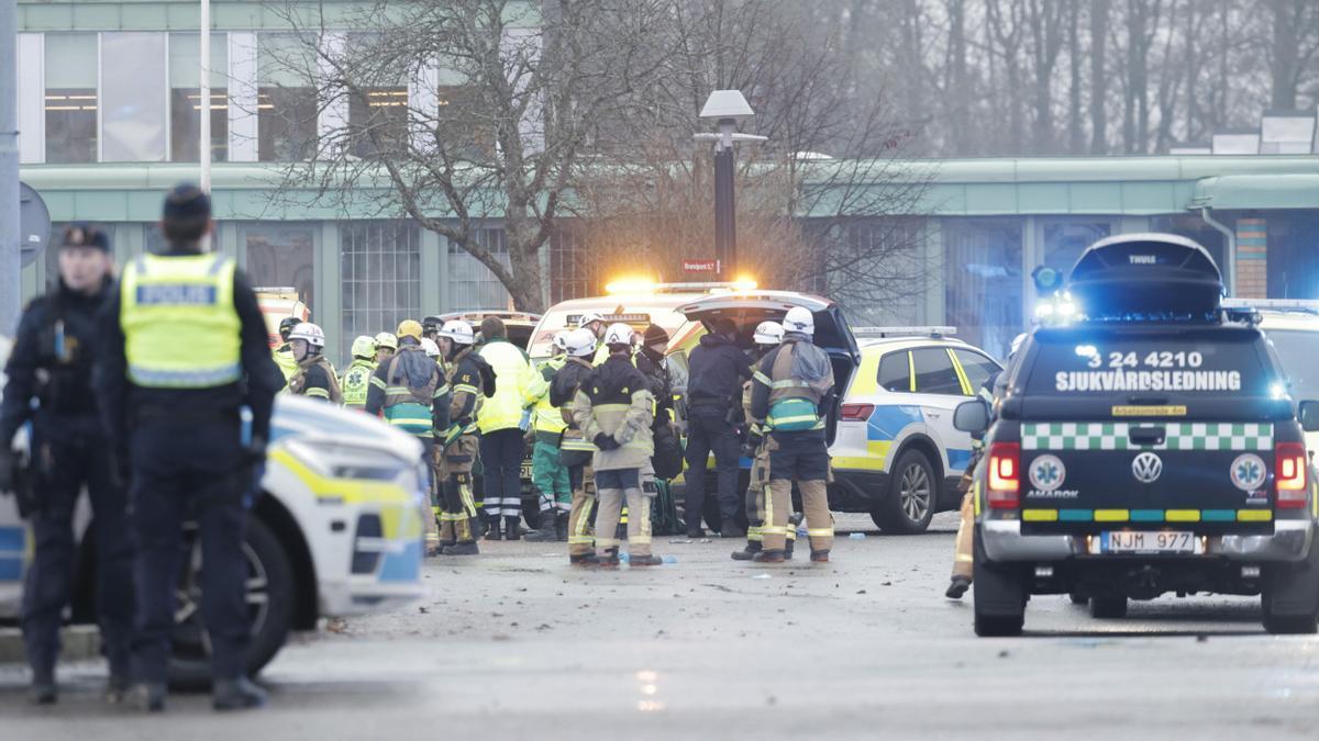 Personal de emergencias desplegado en la Escuela Risbergska en Orebro, Suecia