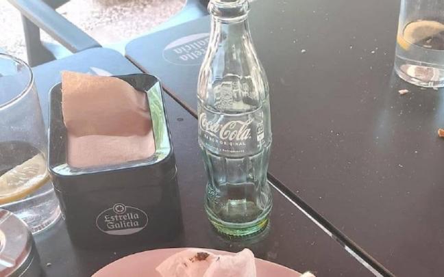 Una parte de la mesa.