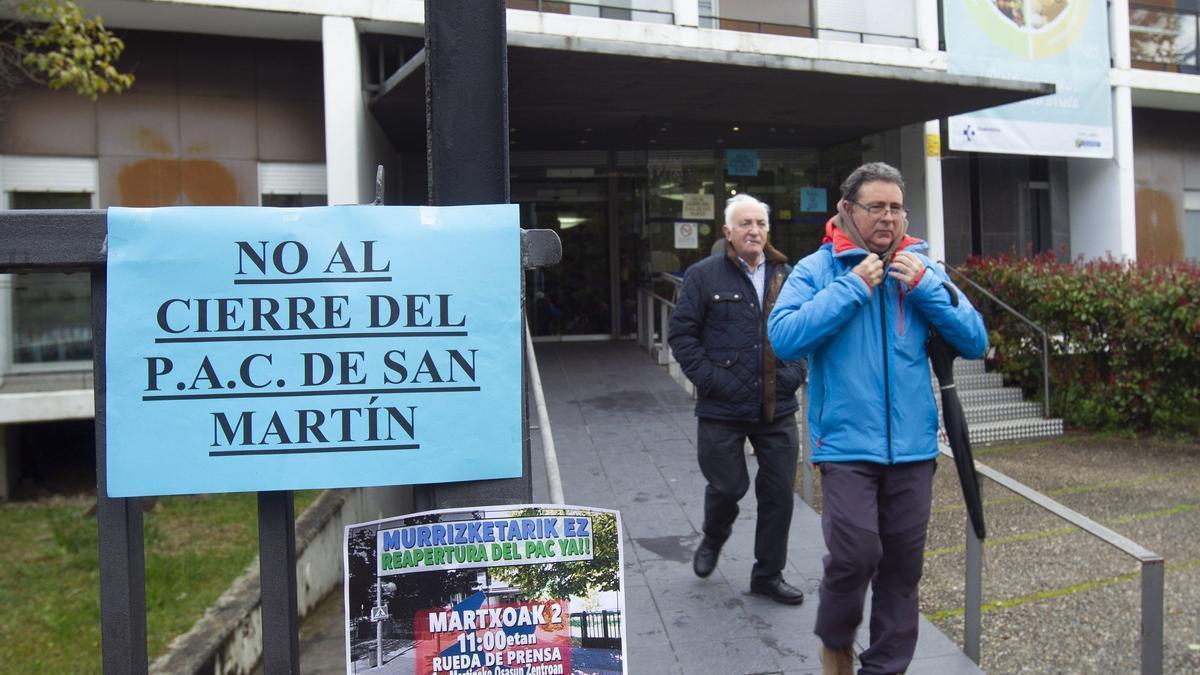 Carteles instalados frente al centro de salud de San Martín en contra del cierre del PAC