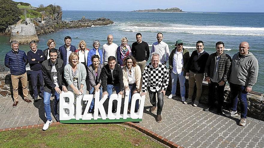 Foto de familia de los candidatos jeltzales en Busturialdea, cargos del partido y Etxanobe. | FOTOS: PABLO VIÑAS