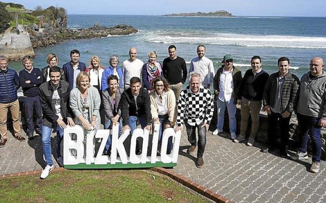 Foto de familia de los candidatos jeltzales en Busturialdea, cargos del partido y Etxanobe. | FOTOS: PABLO VIÑAS Foto de familia de los candidatos jeltzales en Busturialdea, cargos del partido y Etxanobe. | FOTOS: PABLO VIÑAS