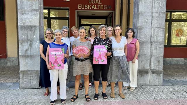 Irune Urbieta, concejala de Euskera, con el equipo del Euskaltegi Municipal de Zarautz