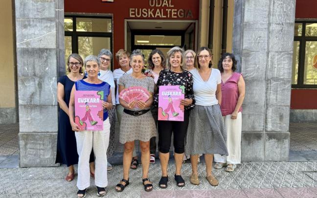 Irune Urbieta, concejala de Euskera, con el equipo del Euskaltegi Municipal de Zarautz
