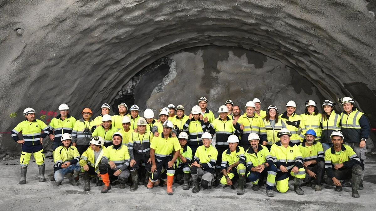 Equipo que ha trabajado para lograr el cale del túnel que une Markina-Xemein con Etxebarria