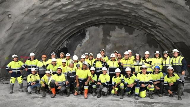 Equipo que ha trabajado para lograr el cale del túnel que une Markina-Xemein con Etxebarria
