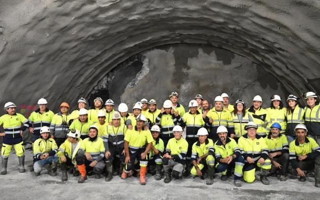 Equipo que ha trabajado para lograr el cale del túnel que une Markina-Xemein con Etxebarria