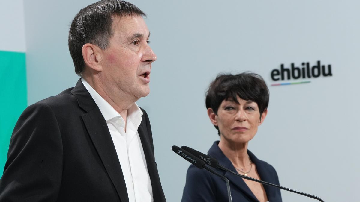 Arnaldo Otegi, junto a Maddalen Iriarte en la comparecencia de este lunes.