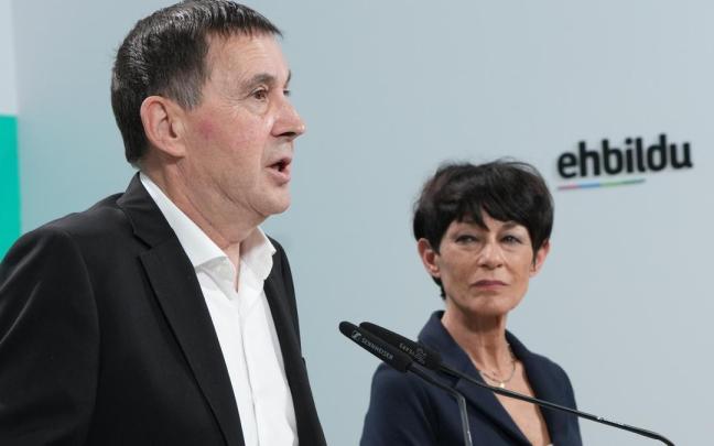 Arnaldo Otegi, junto a Maddalen Iriarte en la comparecencia de este lunes.