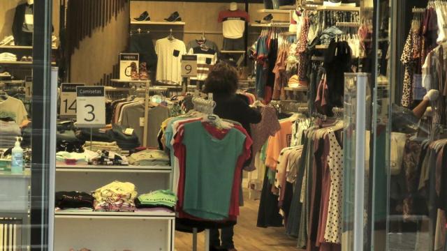 La iniciativa anima a realizar compras en los comercios de la villa armera con sustanciales descuentos.