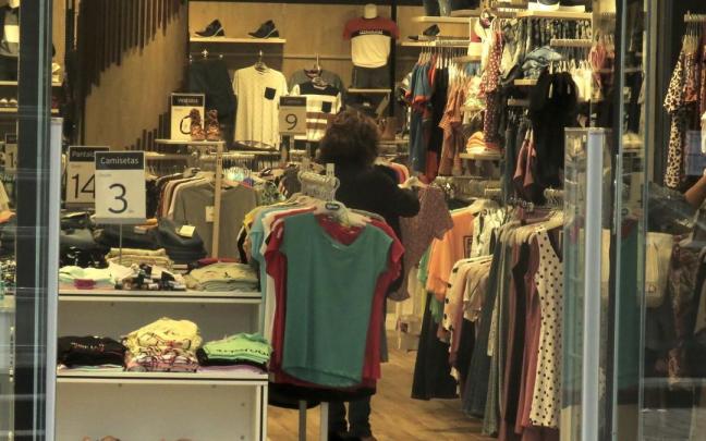 La iniciativa anima a realizar compras en los comercios de la villa armera con sustanciales descuentos.