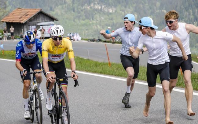 Tadej Pogacar y Florian Lipowitz, durante el Tour de Romandía.
