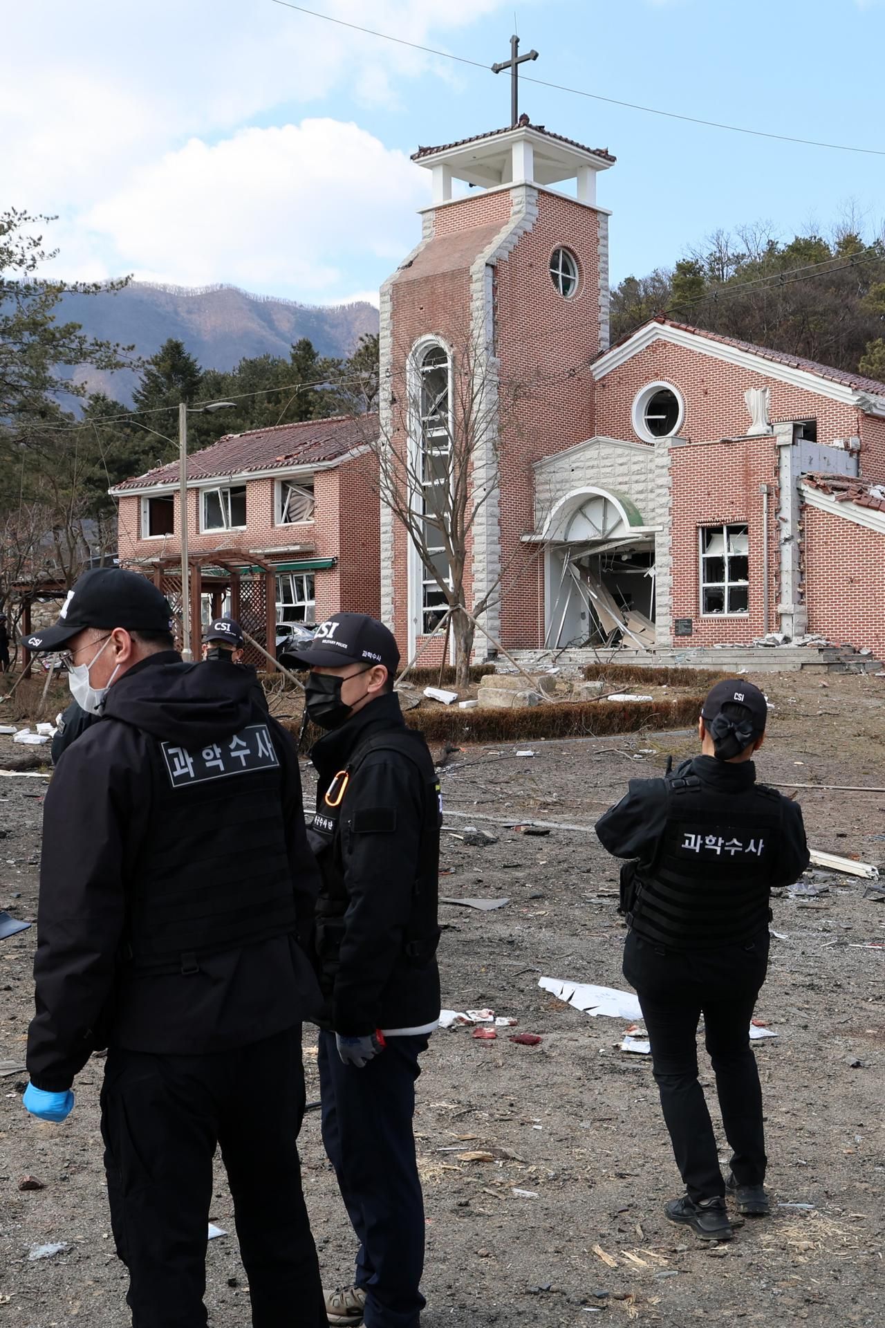 Iglesia de Pocheon dañada por una de las bombas.