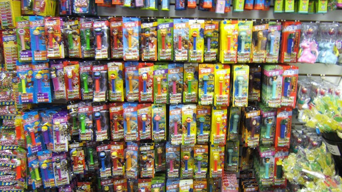 Un montón de dispensadores de caramelos PEZ.