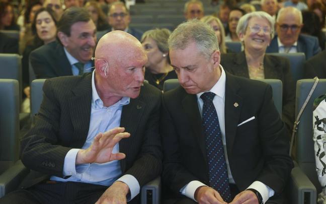 Juan José Ibarretxe junto a Iñigo Urkullu en el acto. Juan José Ibarretxe junto a Iñigo Urkullu en el acto.