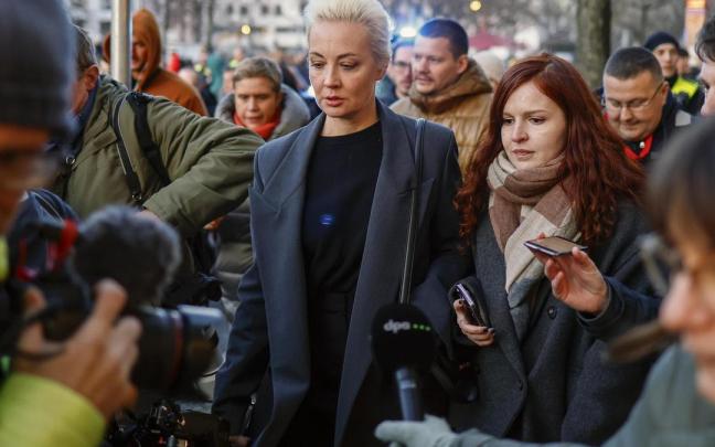 Yulia Navalnaya, viuda de Alexei Navalni, acudiendo a votar en la Embajada rusa en Berlín