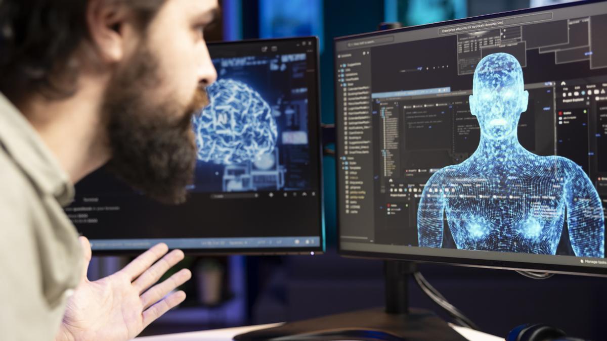 Un técnico introduce información para entrenar una inteligencia artificial a la que ha dotado de una imagen humanoide.