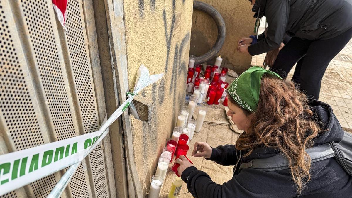 Vecinos de Benetússer homenajean al operario fallecido el pasado sábado.