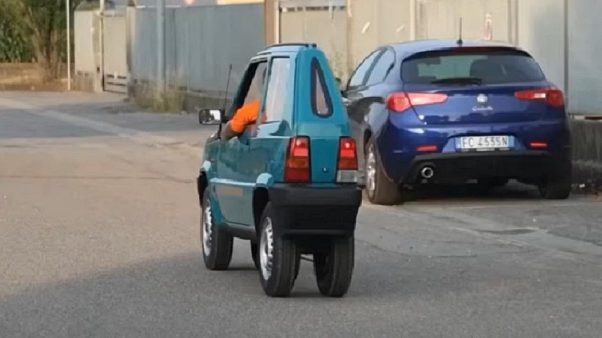 El coche, visto desde atrás.