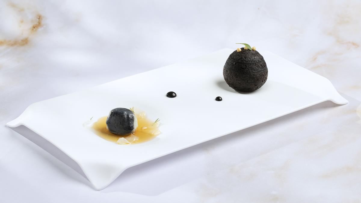 Dúo de calamar y su tinta.