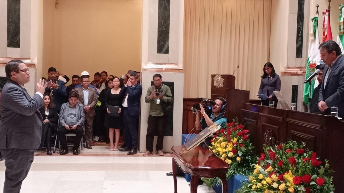 Roger Mariaca toma posesión del cargo de fiscal general de Bolivia.