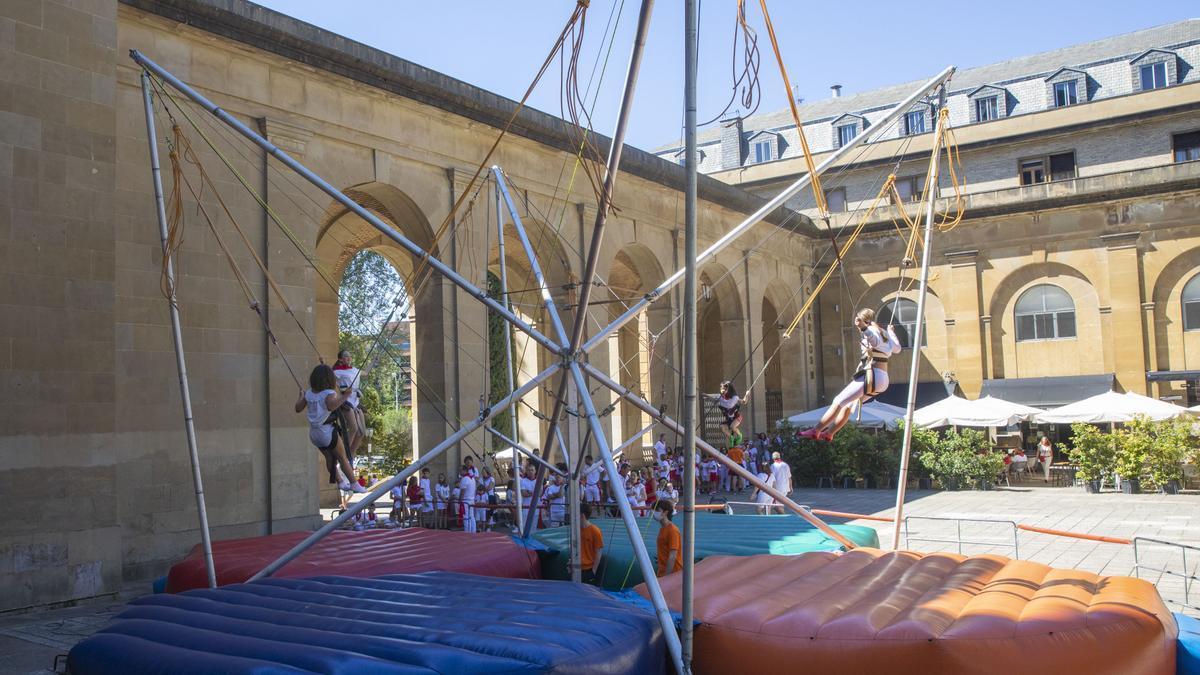 Niños saltan en una atracción de la Plaza de la Libertad durante Sanfermines.