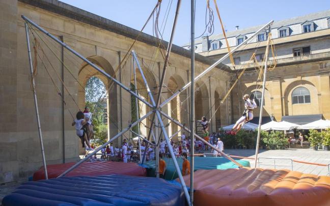 Niños saltan en una atracción de la Plaza de la Libertad durante Sanfermines.
