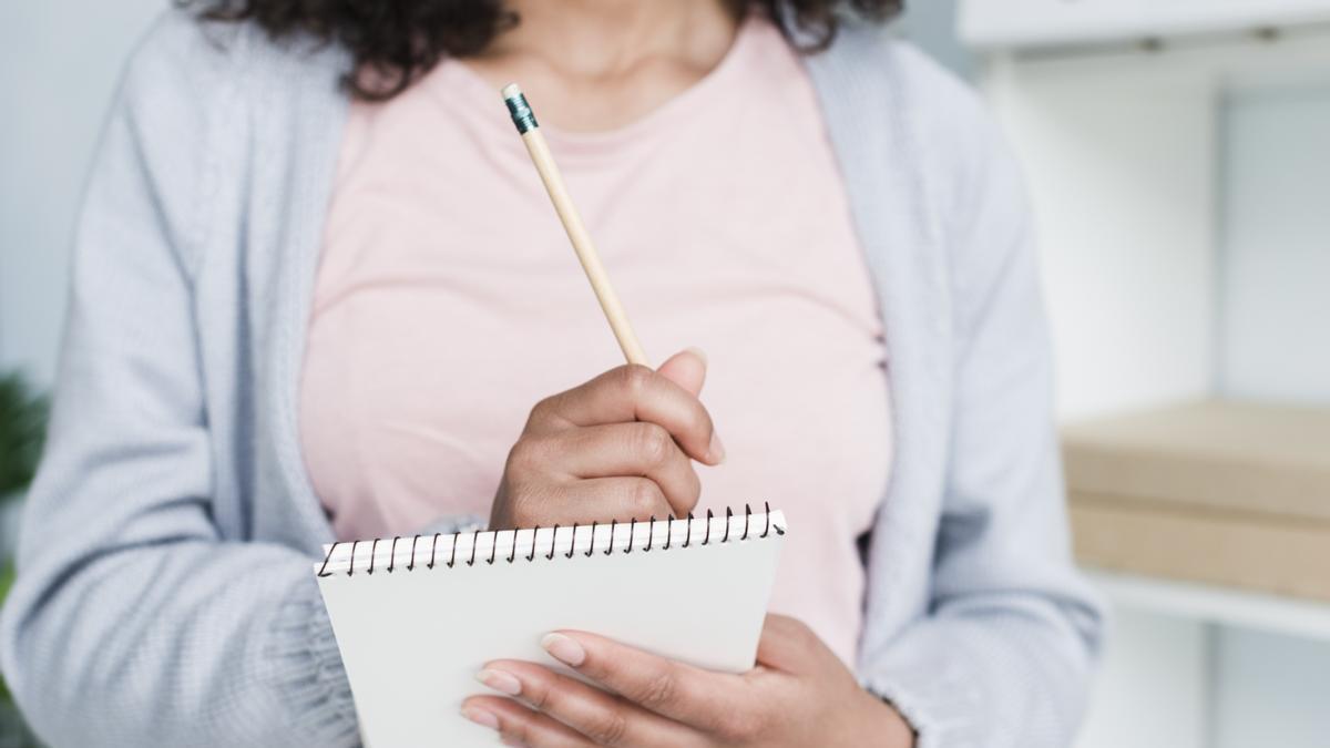 Muchos padres encuentran útil hacer una lista con sus nombres favoritos y dejar que pase un tiempo antes de tomar la decisión definitiva.