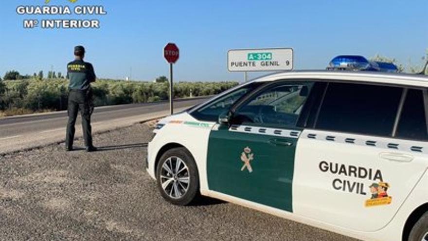 Un agente de la Guardia Civil del Puesto de Puente Genil