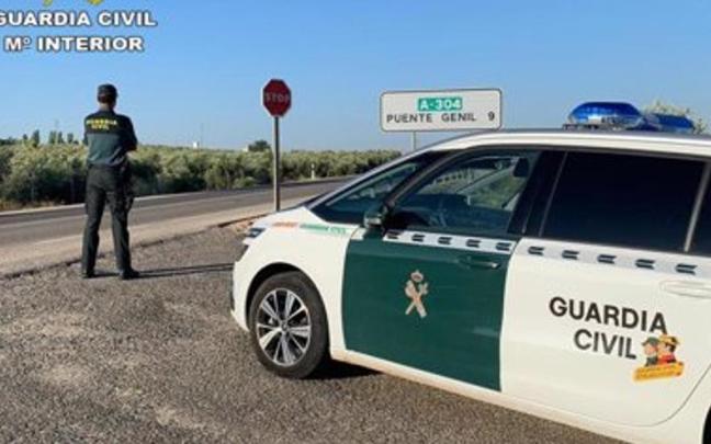 Un agente de la Guardia Civil del Puesto de Puente Genil Un agente de la Guardia Civil del Puesto de Puente Genil