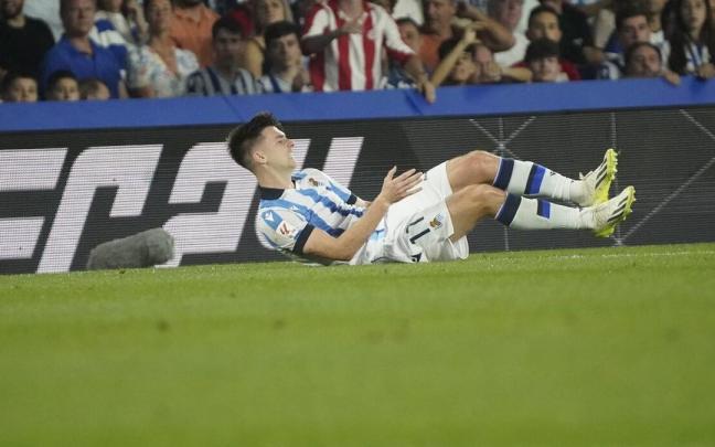 Tierney se lamenta de su lesión en el suelo. / RUBEN PLAZA