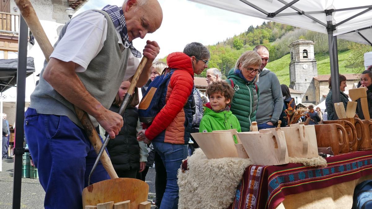 En el mercado itinerante de Mendialdea también se pudo ver trabajar a los artesanos. N.M