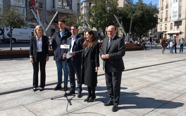 Declaración de Imanol Pradales sobre el lehendakari Ardanza, flanqueado por Bakartxo Tejeria y Joseba Díez Antxustegi, en presencia de Andoni Ortuzar y Mireia Zarate.