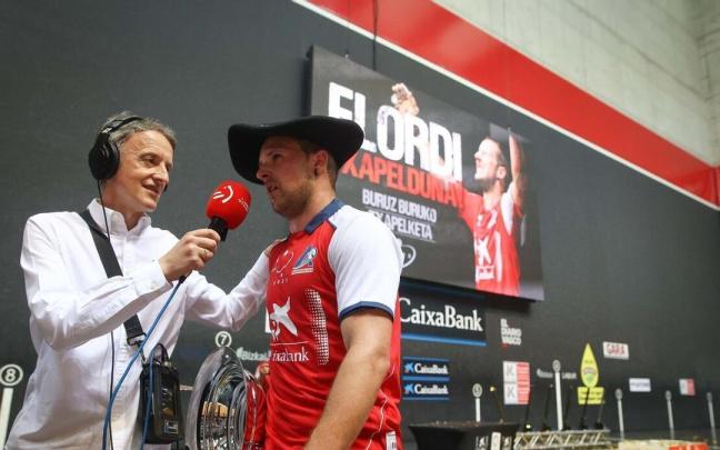 Elordi luce la txapela de campeón tras disputar la final del Manomanista ante Altuna. Elordi luce la txapela de campeón tras disputar la final del Manomanista ante Altuna.