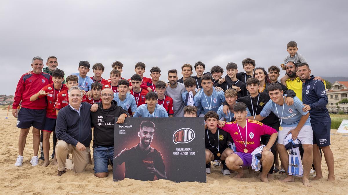 Brais Méndez junto a varios jóvenes en el torneo de Nigrán. / AGOSTIME