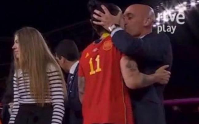 Rubiales besando en la boca a Jenni Hermoso. Rubiales besando en la boca a Jenni Hermoso.