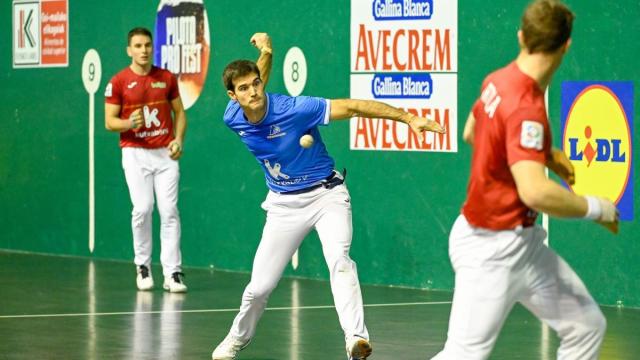 Elordi y Zabaleta pasan por encima de Artola-Imaz en el Astelena de Eibar.