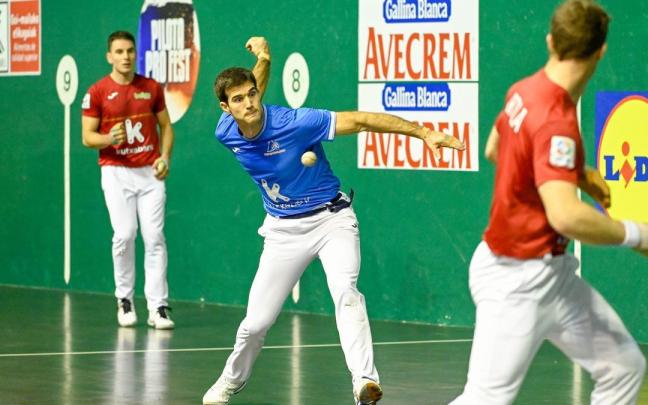 Elordi y Zabaleta pasan por encima de Artola-Imaz en el Astelena de Eibar.