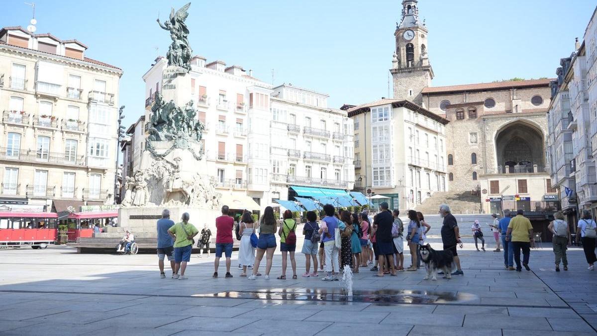 Turistas en Gasteiz el pasado verano.