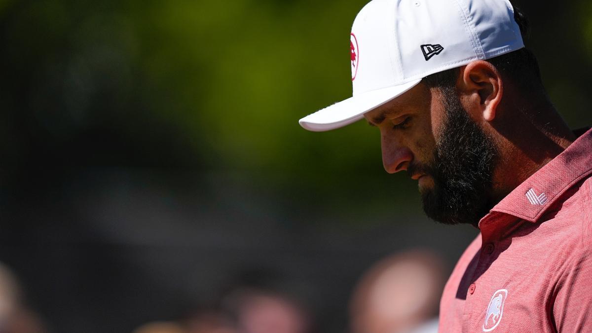 Jon Rahm, con rostro serio.