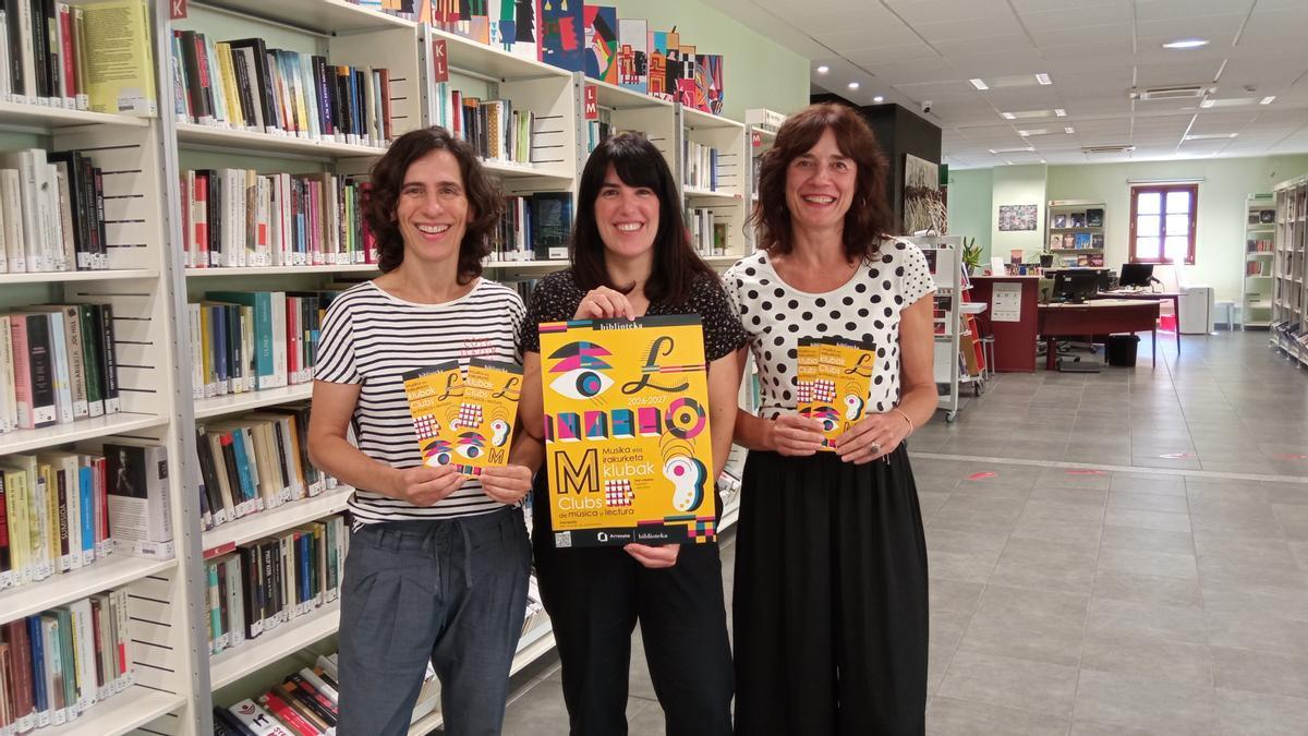 Trabajadoras de la biblioteca municipal muestran la programación del nuevo curso.