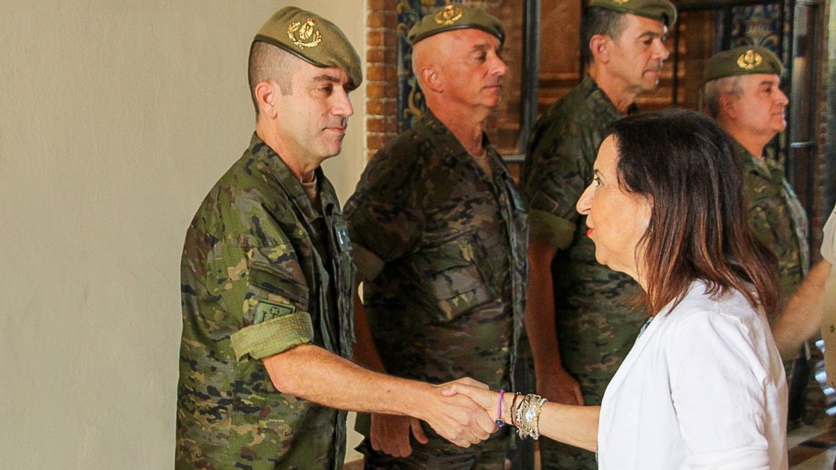 La ministra de Defensa, Margarita Robles, visitando este miércoles un cuartel militar en Sevilla.