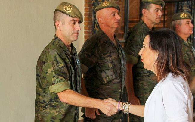 La ministra de Defensa, Margarita Robles, visitando este miércoles un cuartel militar en Sevilla.