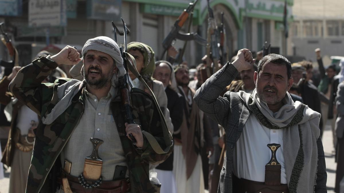 Combatientes hutíes sostienen armas y corean consignas al final de su entrenamiento en Sanaa, Yemen. Los hutíes declararon ya en junio que están "comprometidos a atacar barcos afiliados a Israel".