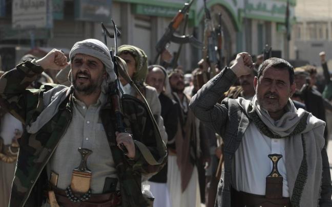 Combatientes hutíes sostienen armas y corean consignas al final de su entrenamiento en Sanaa, Yemen. Los hutíes declararon ya en junio que están "comprometidos a atacar barcos afiliados a Israel".