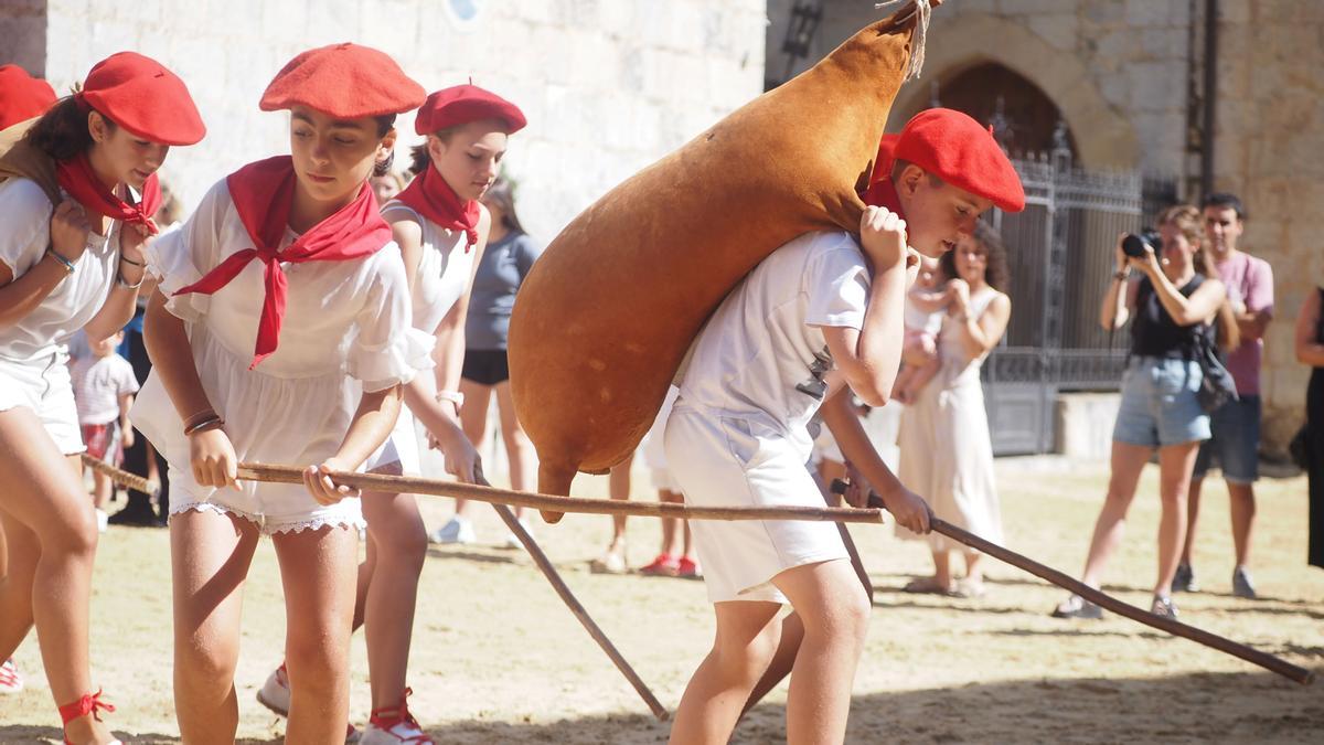 La Zahagi-dantza no ha faltado a la cita con el inicio de las fiestas de Zestoa.