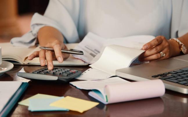 Mujer realizando el cálculo de su salario.