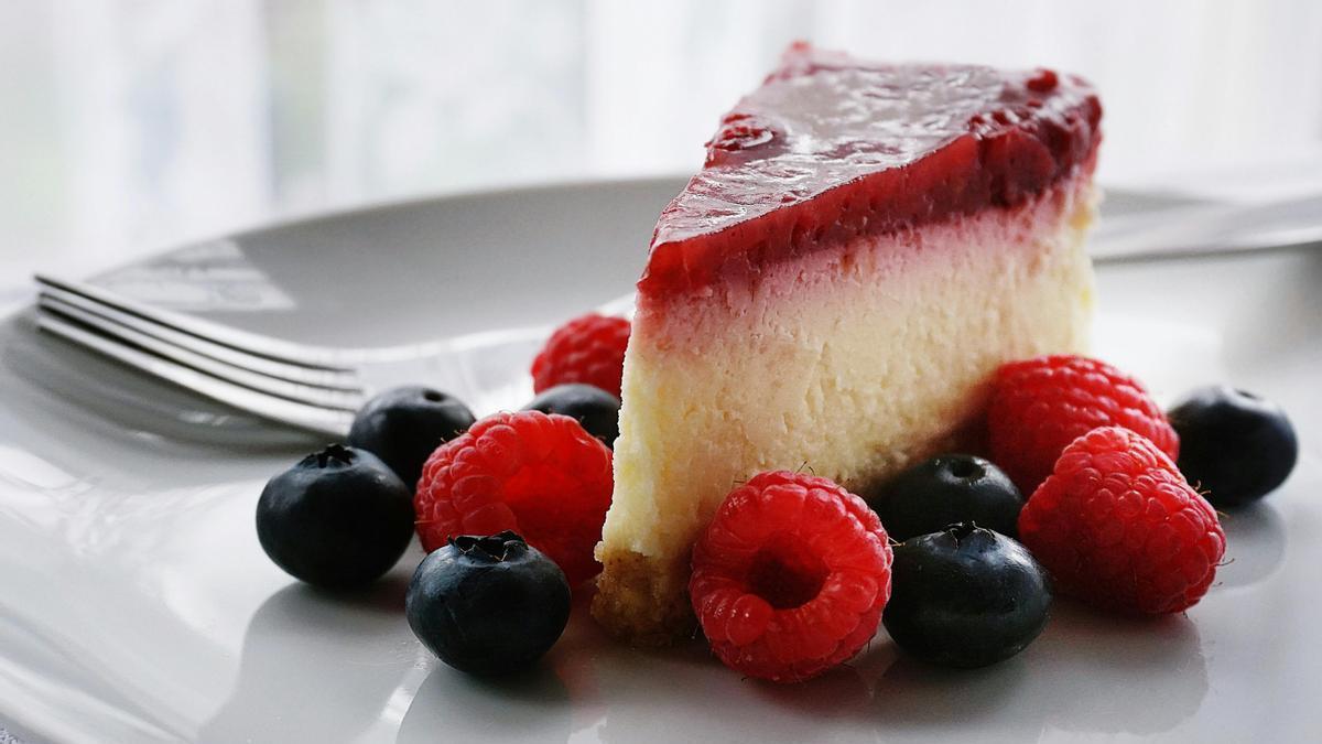 Tarta de queso con mermelada de frutos rojos