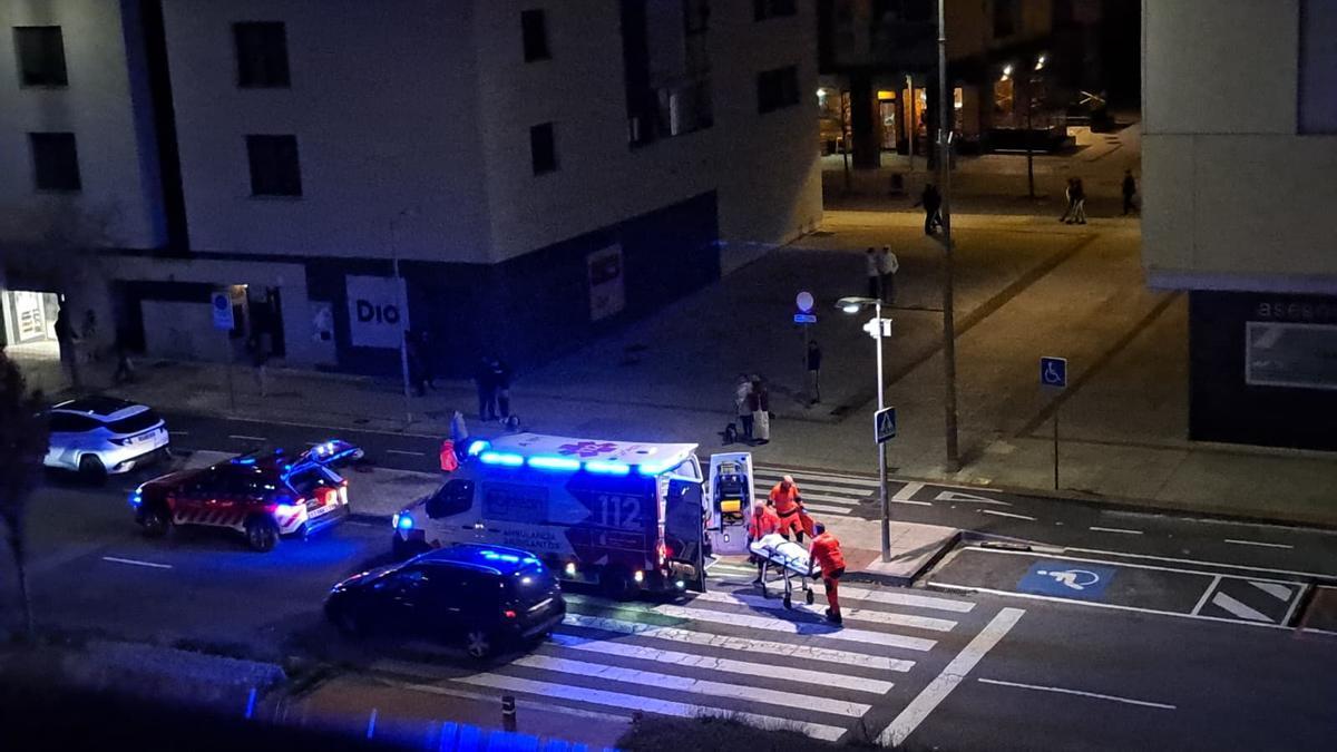 Los servicios de emergencia evacúan a la mujer herida. Miriam Dopazo