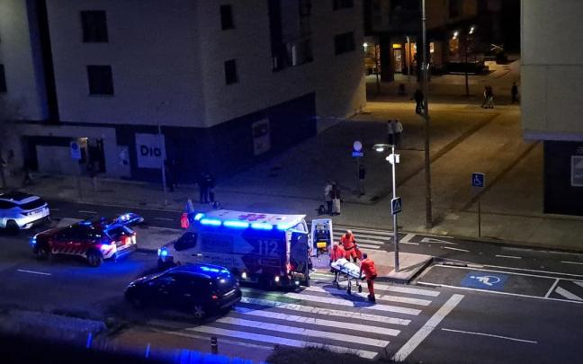 Los servicios de emergencia evacúan a la mujer herida. Miriam Dopazo