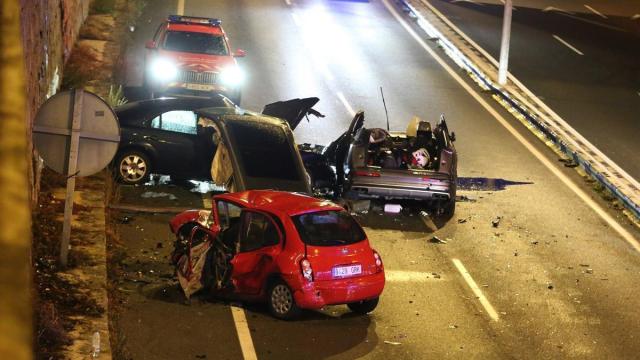 En primer plano, el coche que conducía la mujer que resultó en muerte cerebral. Javier Bergasa